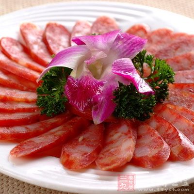 做好的香腸掛在陰涼處