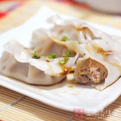 與肉餡拌勻，如果感覺水分太大，繼續放入冰箱冷藏一會再用