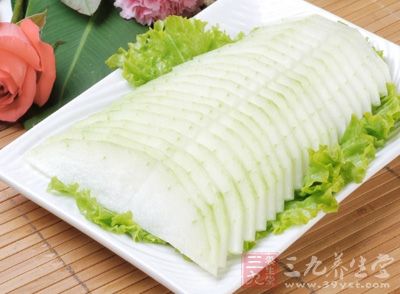 冬瓜洗淨後，去皮、去籽、切塊;豬排骨洗淨，斬塊;薏米掏淨