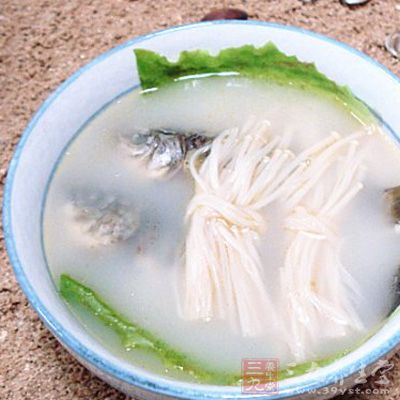 鲫魚去腮開膛收拾干淨，在兩側魚身都用刀劃3個口子