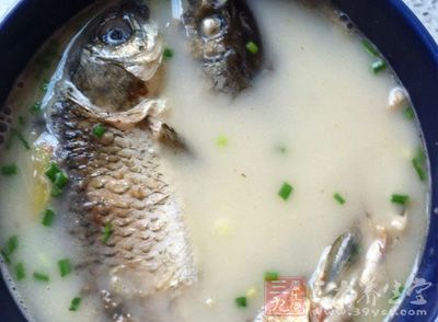 坐鍋倒油，開大火，油冒煙時將魚順鍋邊輕輕滑入
