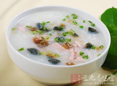 材料:大米,皮蛋,油條,豬肉,香蔥。 調料:鹽 材料:大米,皮蛋,油條,豬肉,香蔥。 調料:鹽