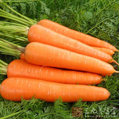 原料:2個橙子,3個胡蘿卜 原料:2個橙子,3個胡蘿卜