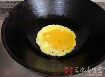 雞蛋放入鍋內炒熟待用 雞蛋放入鍋內炒熟待用
