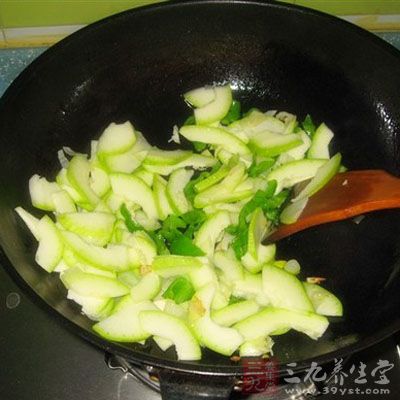 撒適量鹽,放入西葫蘆翻炒 撒適量鹽,放入西葫蘆翻炒