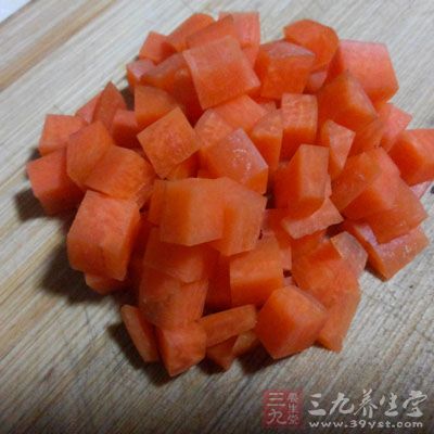 西葫蘆洗淨切丁,胡蘿卜洗淨切丁 西葫蘆洗淨切丁,胡蘿卜洗淨切丁