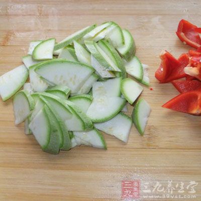 把西葫蘆洗干淨後切好 把西葫蘆洗干淨後切好