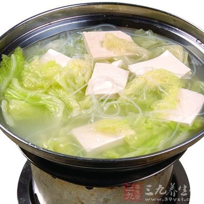 在炖豆腐的過程中加工一下白菜 在炖豆腐的過程中加工一下白菜