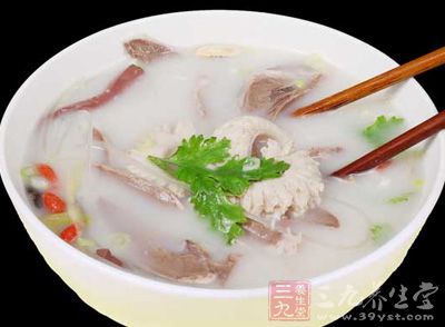 將羊腿切塊,燒一鍋開水,將羊肉焯燙一下撈出備用 將羊腿切塊,燒一鍋開水,將羊肉焯燙一下撈出備用