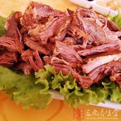 出鍋後，把准備好的驢肉粒和青椒、尖椒拌勻，夾入火燒中即可