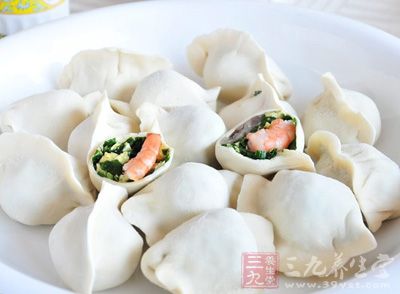將大蝦剝殼，去除蝦線並切成大粒備用