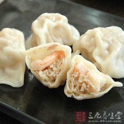 蝦仁去蝦線後洗干淨，切成小段，和生粉、半個雞蛋清攪拌均勻