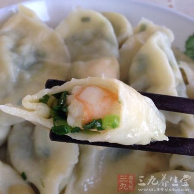 拌餡時要打水還要打油才能細膩、光滑和滋潤