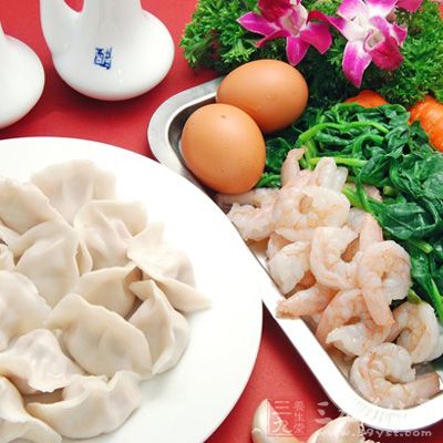 食鹽適量，雞精適量，生抽適量，芝麻油適量，小麥面粉適量，胡蘿卜適量