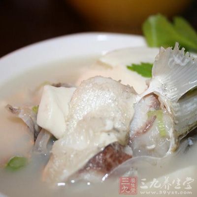 把煎好的魚放入鍋內，加入2毫升醋