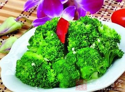 將西蘭花洗淨手掰成小朵,或輔以小刀。大蒜切片 將西蘭花洗淨手掰成小朵,或輔以小刀。大蒜切片