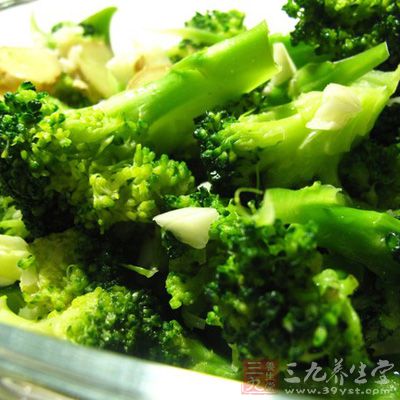 鍋中水開後,放入少許鹽和植物油,再放入西蘭花,水開後再焯幾秒鐘 鍋中水開後,放入少許鹽和植物油,再放入西蘭花,水開後再焯幾秒鐘