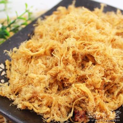 原料處理:將瘦豬肉洗淨血水,切成約2厘米的肉塊放入鍋中 原料處理:將瘦豬肉洗淨血水,切成約2厘米的肉塊放入鍋中