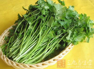 香菜，中醫俗稱芫荽，有發表透疹的功效