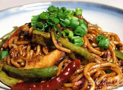 把瘦肉切成肉絲，用醬油腌一下