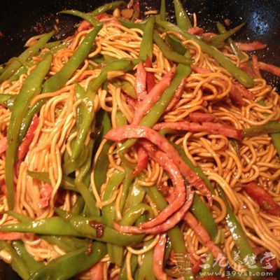 蓋上蓋子焖煮，至湯汁收干，淋入芝麻油拌勻出鍋
