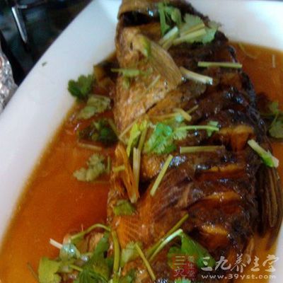洗魚時在魚身上倒上少量的醋,這樣魚鱗容易去掉,且魚身不滑好洗 洗魚時在魚身上倒上少量的醋,這樣魚鱗容易去掉,且魚身不滑好洗