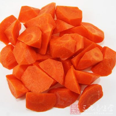 將胡蘿卜去皮，切成自己喜歡的形狀(大塊為宜)