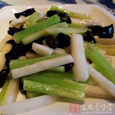 加鹽、料酒、雞精翻炒2分鐘裝盤即可 加鹽、料酒、雞精翻炒2分鐘裝盤即可