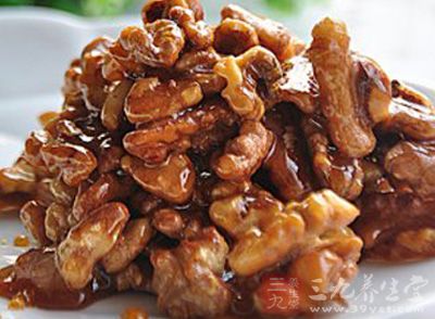 將核桃仁放水裡煮熟後撈出備用。煮時散發出淡淡的紅棗味,煮好的核桃仁外皮很容易就剝下來了 將核桃仁放水裡煮熟後撈出備用。煮時散發出淡淡的紅棗味,煮好的核桃仁外皮很容易就剝下來了