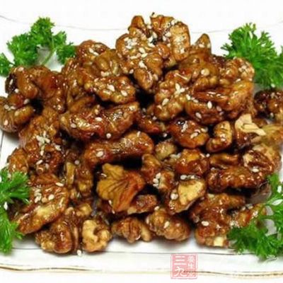 核桃仁水泡約2小時,鍋子上火,放核桃肉、糖及少量水,中小火慢慢熬 核桃仁水泡約2小時,鍋子上火,放核桃肉、糖及少量水,中小火慢慢熬