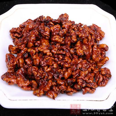 用一支筷子蘸取少許糖漿,提起後能明顯感覺到,糖汁不再像清水一樣呈直線般快速往下流 用一支筷子蘸取少許糖漿,提起後能明顯感覺到,糖汁不再像清水一樣呈直線般快速往下流