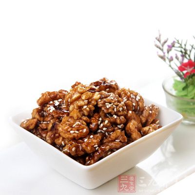 牛奶在火上加熱,放入紅糖在牛奶融化 牛奶在火上加熱,放入紅糖在牛奶融化