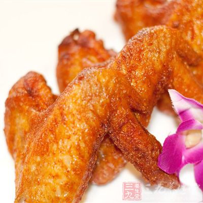 烤雞料倒入碗中,放在第一位清水攪勻。雞翅洗淨,瀝干水分 烤雞料倒入碗中,放在第一位清水攪勻。雞翅洗淨,瀝干水分
