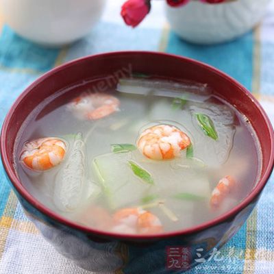 煮至冬瓜快熟，放進蝦仁，稍煮，撒入蔥花和胡椒粉，湯成