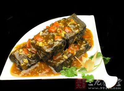 聞起來臭,吃起來香氣四溢,這是臭豆腐的特點 聞起來臭,吃起來香氣四溢,這是臭豆腐的特點