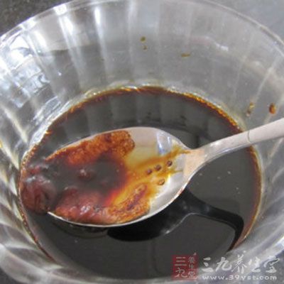 水澱粉、蔥花提前調成碗芡 水澱粉、蔥花提前調成碗芡
