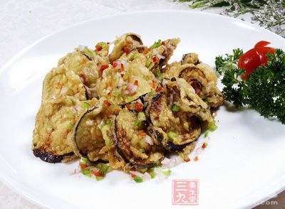 將豬肉洗淨,剁碎,用醬油、精鹽、香油、蔥末、姜末拌好,做成餡,備用 將豬肉洗淨,剁碎,用醬油、精鹽、香油、蔥末、姜末拌好,做成餡,備用