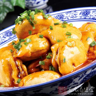 茄子洗淨、去皮,切成加到夾刀片 茄子洗淨、去皮,切成加到夾刀片