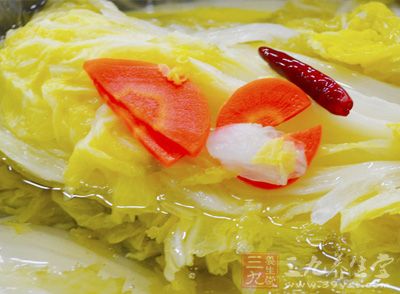 材料蔬菜：包菜 胡蘿卜芹菜 豇豆 青紅椒蒜薹藕菜花等都可以