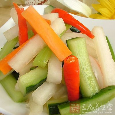 放紅椒、生姜、蒜進去，可多放些，可增加菜的味。且這種菜要保持壇子內一直有，它們有殺菌提味的作用
