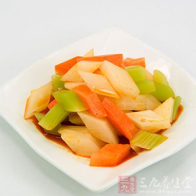 鍋裡倒入半瓶純淨水，放入20粒左右的花椒，八角，小茴香，香葉，適量鹽，燒開即關火