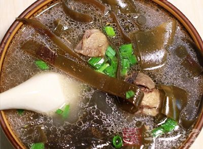 海帶排骨湯， 是大家餐桌上比較常見的食物