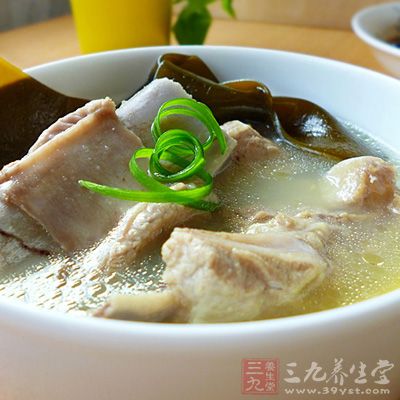 用旺火燒沸10分鐘，揀去姜片、蔥段，加精鹽調味，淋入香油即成