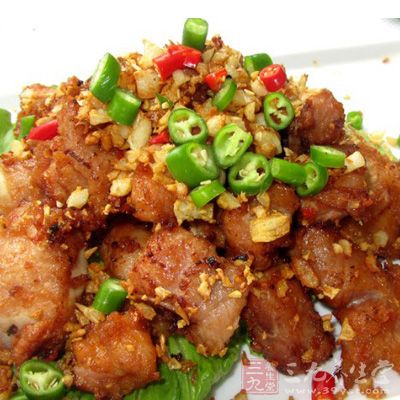 肋排上的肉用刀背敲一陣.將所有的調味料混在一起.把肋排放入浸泡在腌料裡 肋排上的肉用刀背敲一陣.將所有的調味料混在一起.把肋排放入浸泡在腌料裡