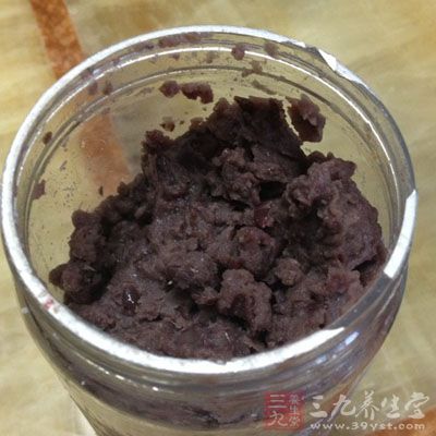 將紅豆用機器打成紅豆泥