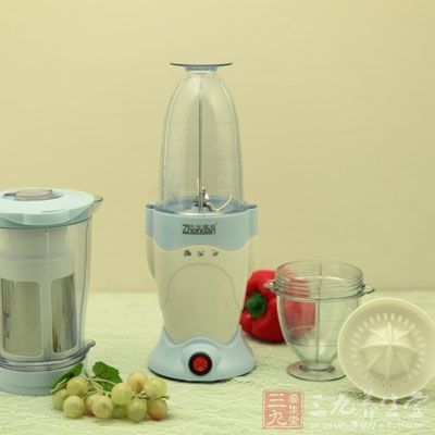 冰同時放入果汁機中打勻