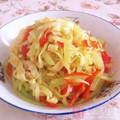 材料:油皮200克,莴筍300克 材料:油皮200克,莴筍300克