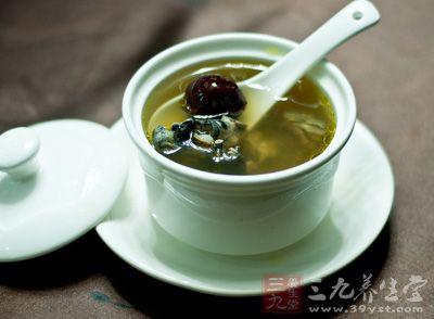花旗參烏雞湯功效具體表現:味甘、涼,功能補氣養陰、清火生津 花旗參烏雞湯功效具體表現:味甘、涼,功能補氣養陰、清火生津