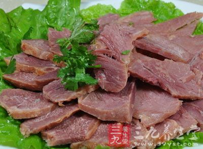 古蘭經第六章一四五節中提到“血液、豬肉、自死的、以及未以真主之名宰牲的,不可食用。”