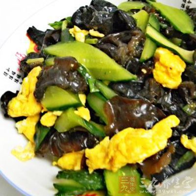 在鍋裡倒一點點橄榄油,油變熱之後,倒入木耳翻炒1分鐘 在鍋裡倒一點點橄榄油,油變熱之後,倒入木耳翻炒1分鐘